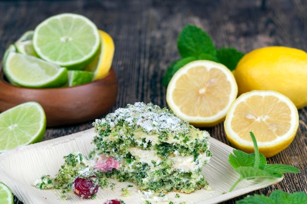 Bolo verde com creme e limão, hortelã e limão com bolo de creme de cor verde