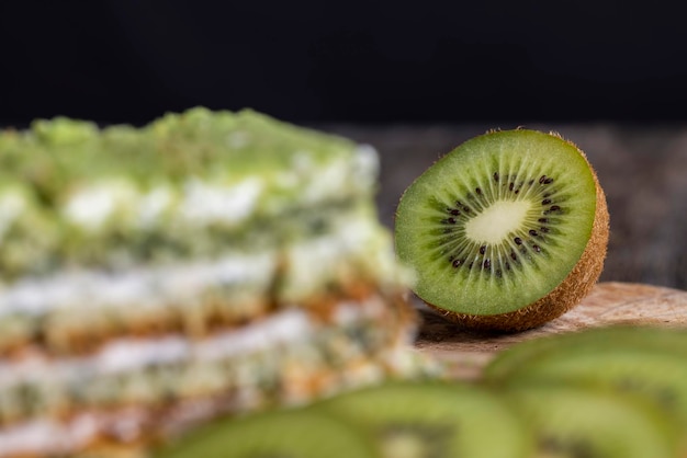 Bolo verde fresco e doce com kiwi verde fatiado