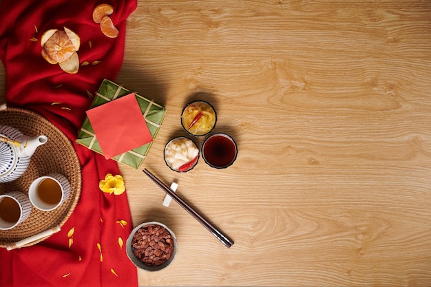 Bolo vietnamita Banh Chung e outras guloseimas tradicionais preparadas para a celebração do Ano Novo Lunar