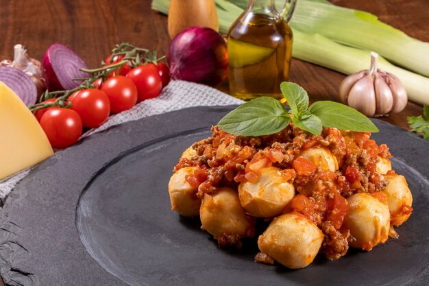 Bolognese-Gnocchi mit natürlicher Bio-Tomatensauce, ohne Pestizide.