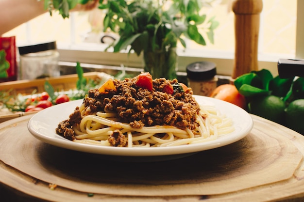 Bolognese-Nudelgericht auf einem Tellerfoto in einer Küche