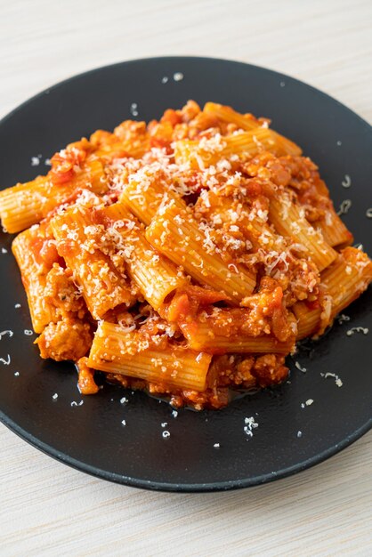 Bolognese-Rigatoni-Nudeln mit Käse traditionelle italienische Nudeln