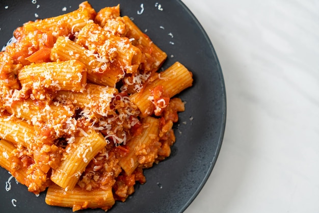 Bolognese-Rigatoni-Nudeln mit Käse traditionelle italienische Nudeln