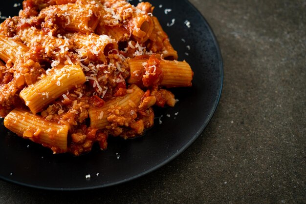 Bolognese-Rigatoni-Nudeln mit Käse traditionelle italienische Nudeln