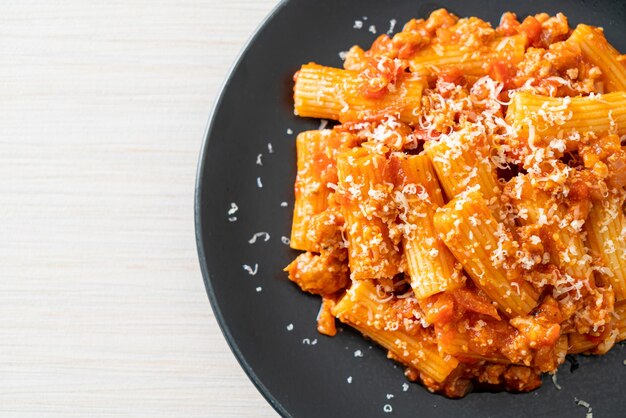 Bolognese-Rigatoni-Nudeln mit Käse - traditionelle italienische Nudeln