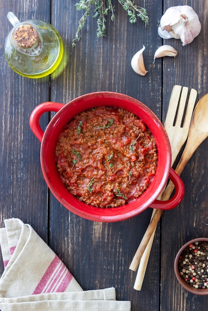 Bolognese-Sauce auf Holzhintergrund Italienische Küche