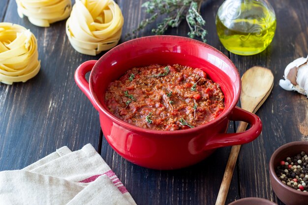 Bolognese-Sauce auf Holzhintergrund Italienische Küche