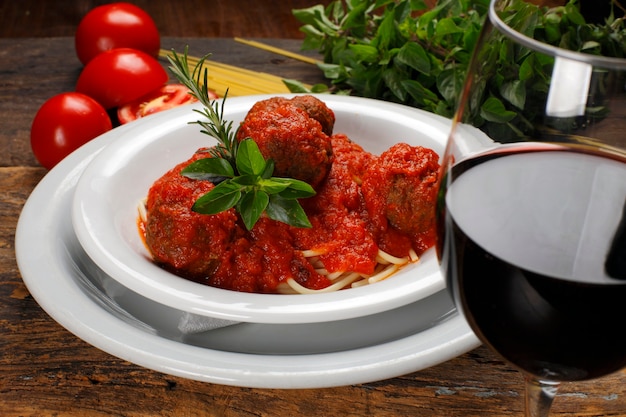 Bolognese Spaghetti mit Fleischbällchen