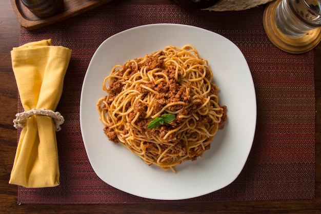 Bolognese-Spaghetti-Tomaten- und Rindfleischsauce Traditionelle peruanische Hausmannskost