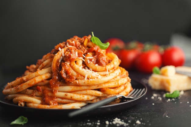 Foto bolonhesa saborosa macarrão com queijo e manjericão