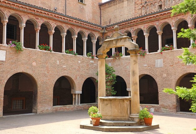 Bolonia, Italia - 22 de julio de 2019: claustros en el patio interior de la iglesia de Santo Stefano en Bolonia, Italia