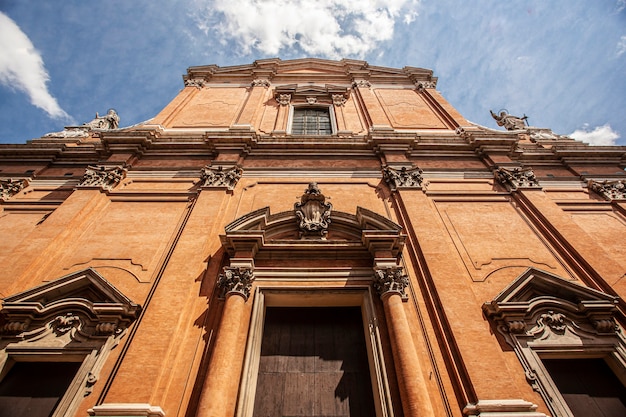 Bolonia, Italia: detalle de la arquitectura histórica de algunos edificios