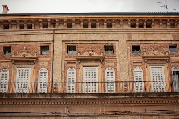 Foto bolonia, italia: detalle de la arquitectura histórica de algunos edificios