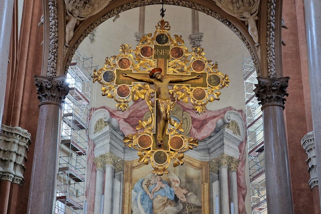 Bolonia piazza maggiore iglesia san petronio interior