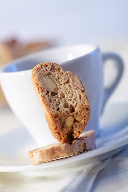 Bolos Cantucci com café no fundo