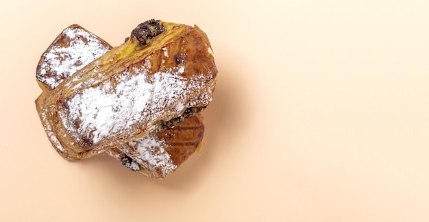 Bolos caseiros com chocolate e açúcar de confeiteiro