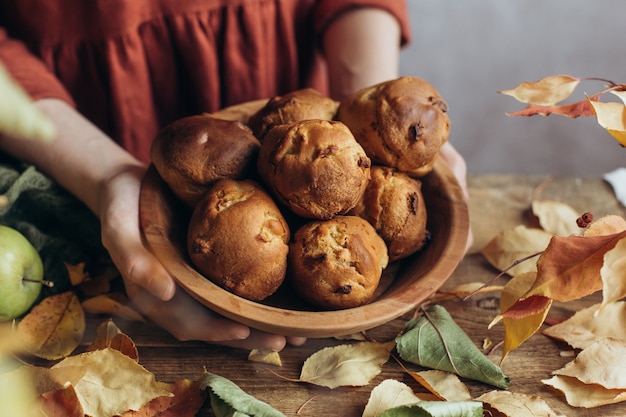 Bolos caseiros de outono - muffins com recheio de frutas em uma tigela de madeira.