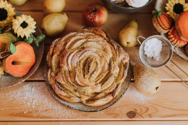 Bolos caseiros, doces e frutas estão na mesa da cozinha de madeira. waffles, marshmallows, marmelada, biscoitos, pão de gengibre, torta de maçã. foto de alta qualidade