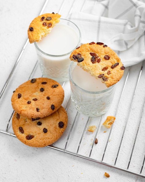 Bolos caseiros - grandes biscoitos de passas redondos. Guloseimas para crianças, sobremesas feitas de produtos naturais. Biscoitos e leite