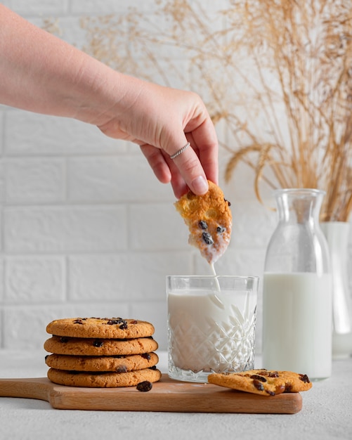 Bolos caseiros - grandes biscoitos de passas redondos. Guloseimas para crianças, sobremesas feitas de produtos naturais. Biscoitos e leite