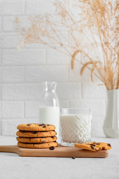 Bolos caseiros - grandes biscoitos de passas redondos. Guloseimas para crianças, sobremesas feitas de produtos naturais. Biscoitos e leite