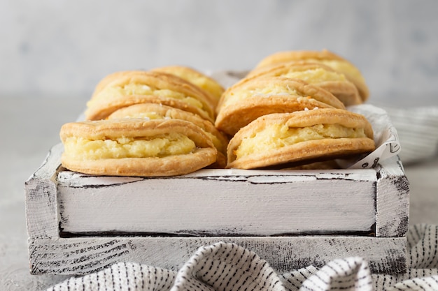 Bolos caseiros ou bolos com queijo cottage em uma bandeja de madeira