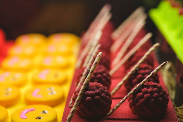 Bolos coloridos em buffet de hotel