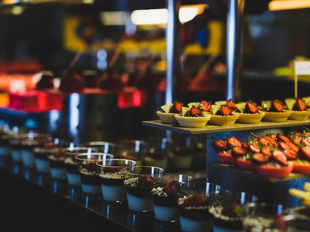 Bolos coloridos em buffet de hotel