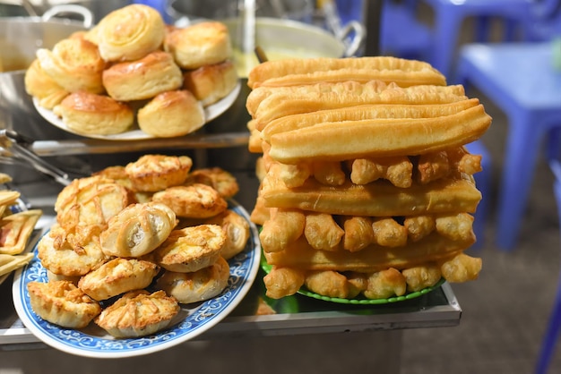 bolos com creme no mercado noturno de comida de rua em Da Lat, no Vietnã