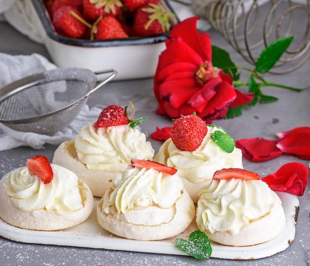 Foto bolos cozidos de claras e creme de ovos batidos