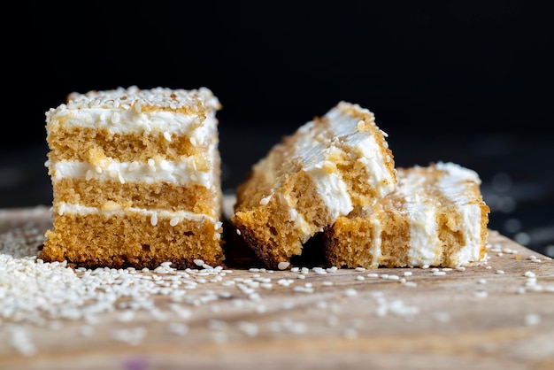 Bolos cremosos de creme e caramelo polvilhados com gergelim