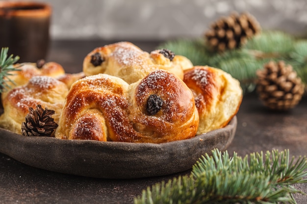 Bolos de açafrão suecos tradicionais do Natal (lussebulle ou lussekatt). Natal sueco.