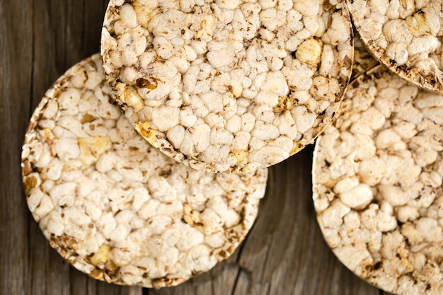 Bolos de arroz closeup em fundo de madeira Saboroso lanche de batatas fritas com benefícios para a saúde