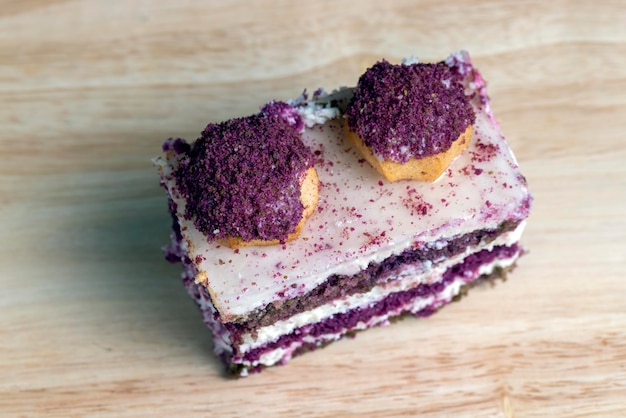 Bolos de bolo vermelho com creme de manteiga e biscoitos em granulado