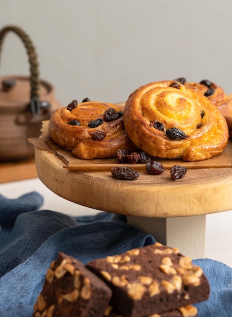 Bolos de café da manhã de pãezinhos de canela e brownies de chocolate