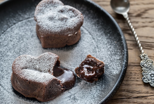 Bolos de chocolate de lava em forma de coração