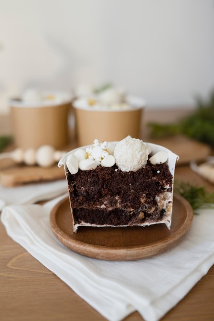 Bolos de chocolate em um copo na mesa