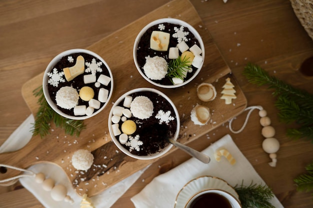 Bolos de chocolate em um copo na mesa