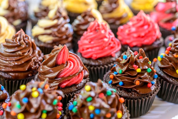 Bolos de copo. Doces tradicionais de festa de aniversário no Brasil.