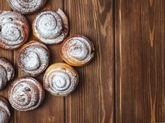 Bolos de farinha de trigo integral com canela em um fundo de madeira Um conceito de alimentação saudável