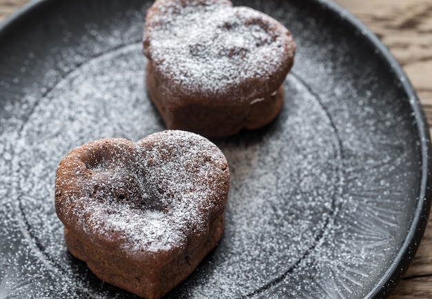 Bolos de lava de chocolate em forma de coração