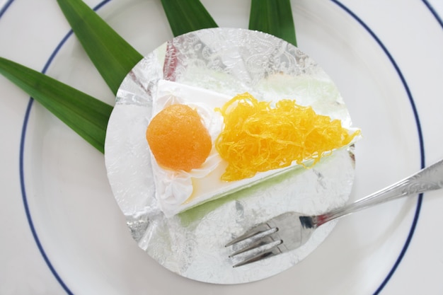 Foto bolos de linha de gema de ovo de ouro e pandan ou tailandês língua chamada bolo bai tey foi tanga