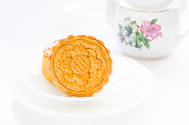 Foto bolos de lua de design de flores sobre placas brancas para celebrar o festival da lua chinesa