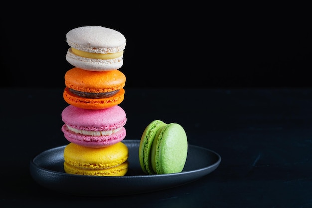 Bolos de macarons coloridos Pequenos bolos franceses Macaroons franceses doces e coloridos