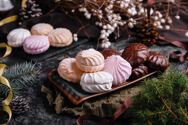 Bolos de marshmallow em cobertura de chocolate e decoração de natal