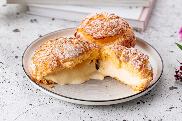 Bolos de massa choux recém-assados com creme