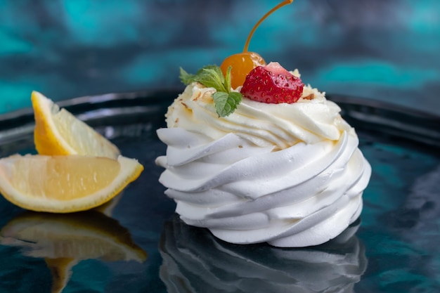 Bolos de merengue Pavlova com chantilly e morangos frescos folhas de hortelã Foco seletivo