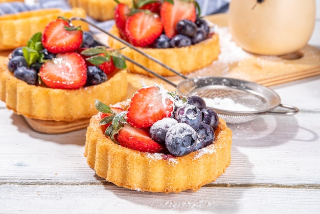 Bolos de mini torta de esponja com bagas de verão