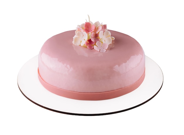 Bolos de mousse rosa decorados em prato branco