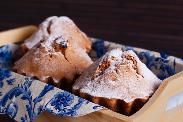 Bolos de muffin em bandeja de madeira. Imagem de estoque.